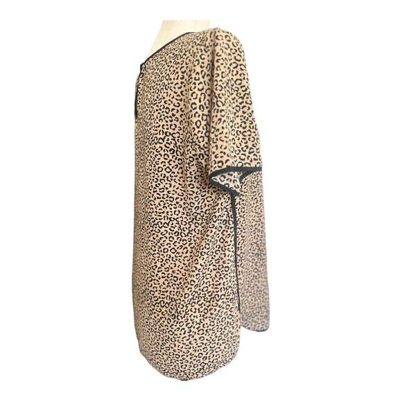 Lumiere Animal Print Blouse with Keyhole back Size Small - Picture 4 of 11